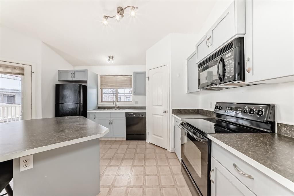 205-27 Everridge Square Sw, Calgary, AB - Indoor Photo Showing Kitchen