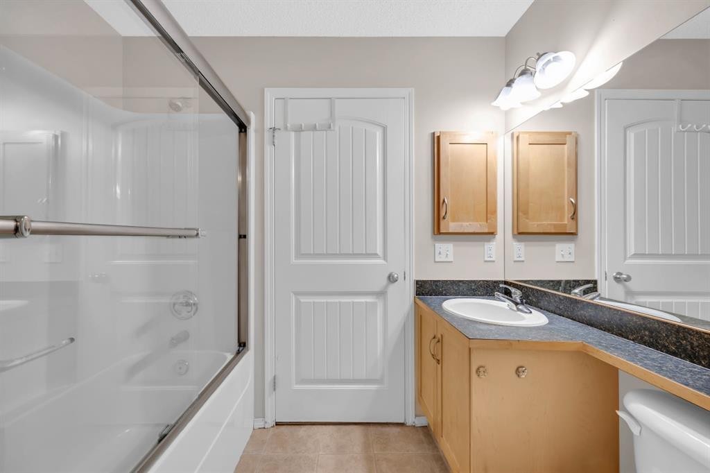 205-27 Everridge Square Sw, Calgary, AB - Indoor Photo Showing Bathroom