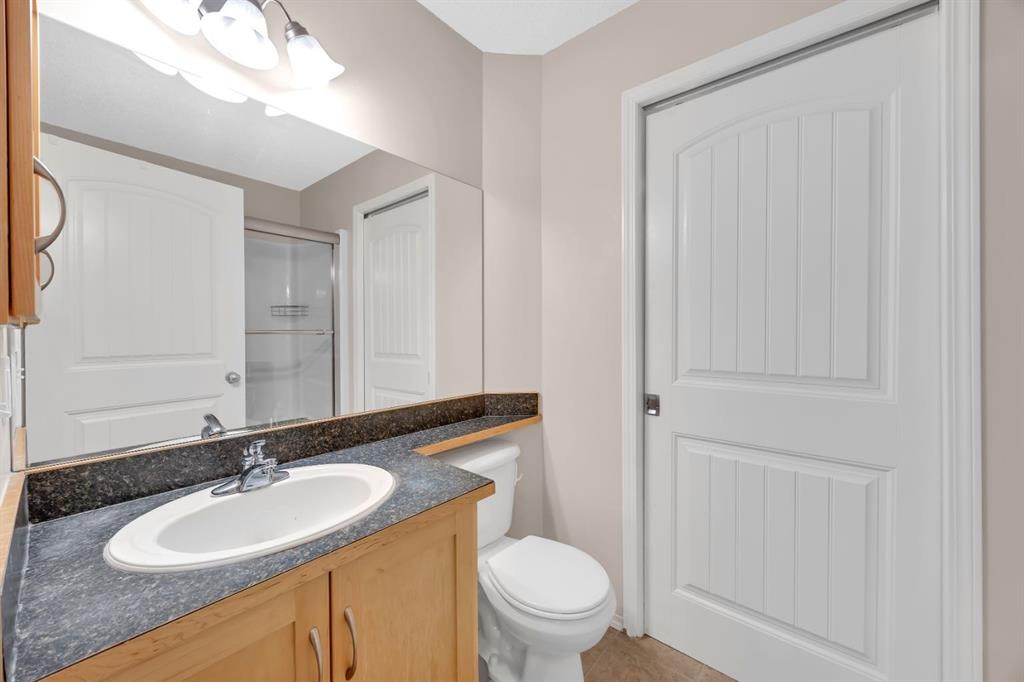 205-27 Everridge Square Sw, Calgary, AB - Indoor Photo Showing Bathroom