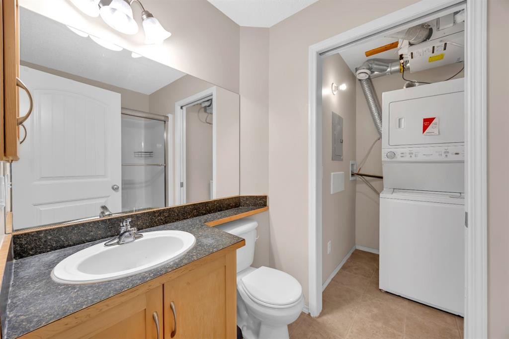 205-27 Everridge Square Sw, Calgary, AB - Indoor Photo Showing Bathroom