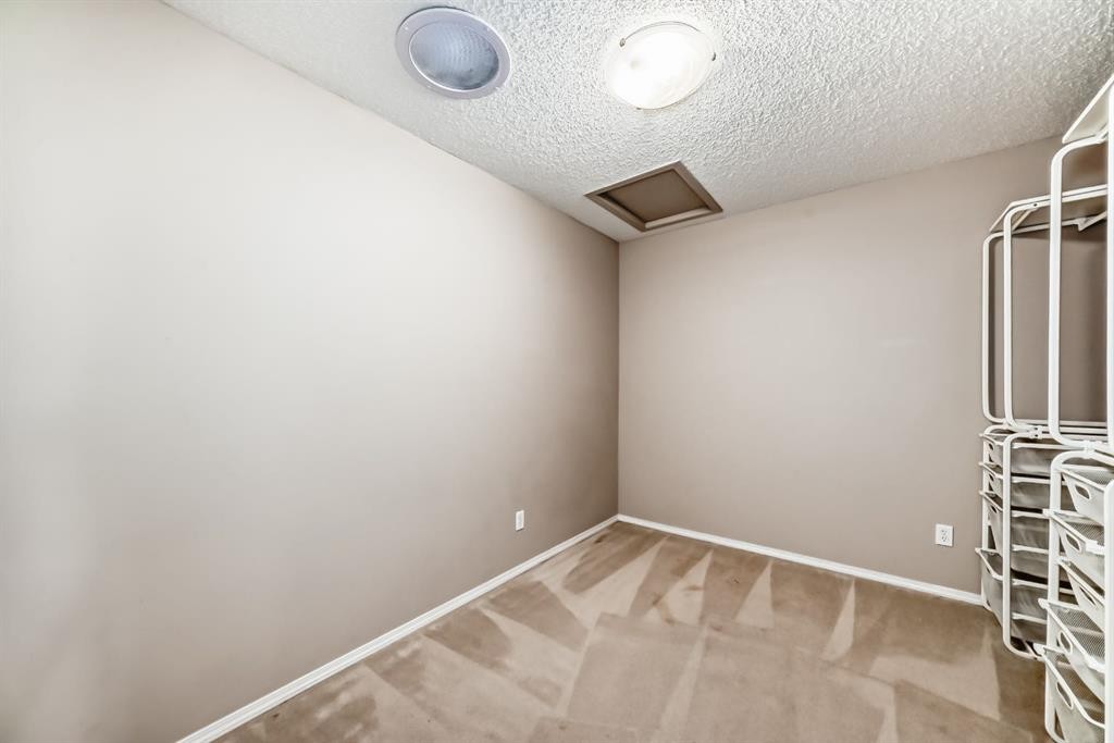 205-27 Everridge Square Sw, Calgary, AB - Indoor Photo Showing Other Room