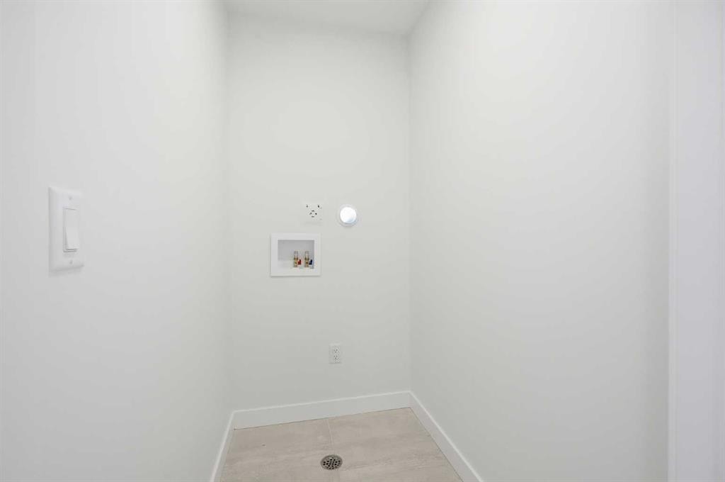 201 Bridgeport Gate, Chestermere, AB - Indoor Photo Showing Other Room