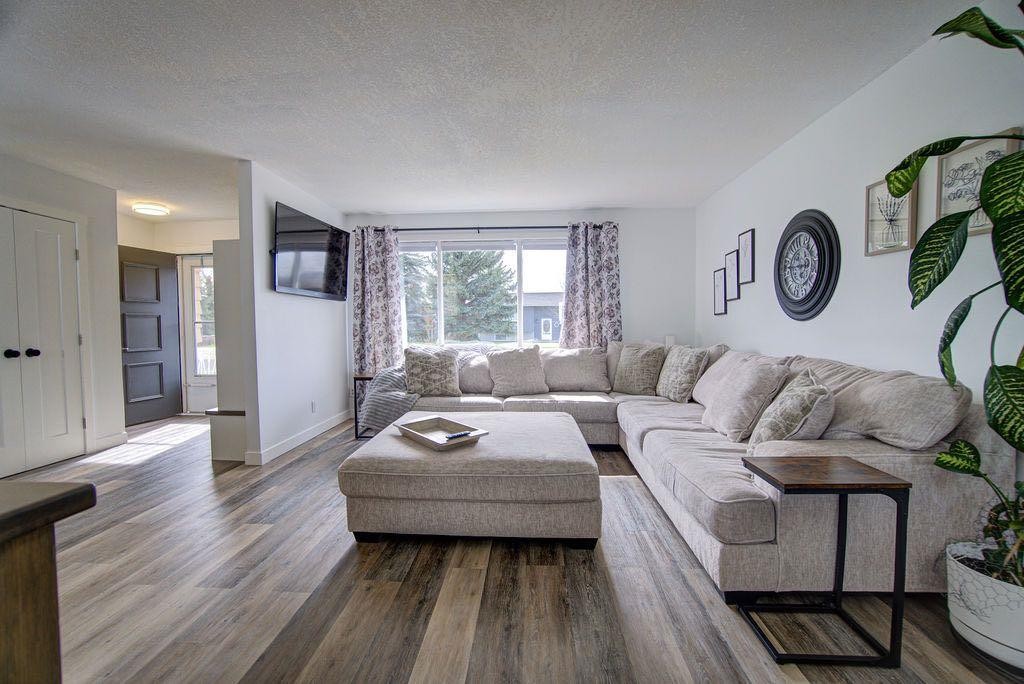 47 Willow Road, Claresholm, AB - Indoor Photo Showing Living Room