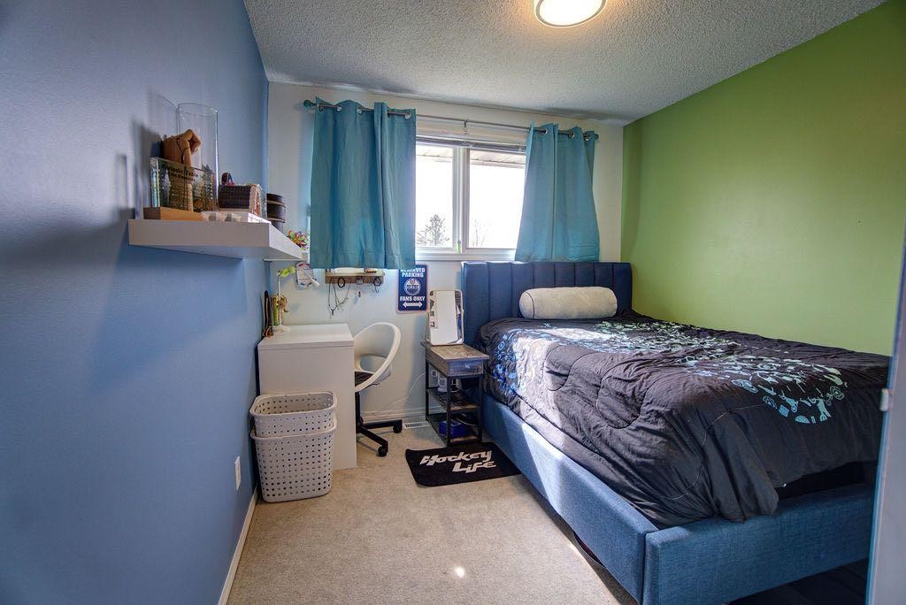 47 Willow Road, Claresholm, AB - Indoor Photo Showing Bedroom