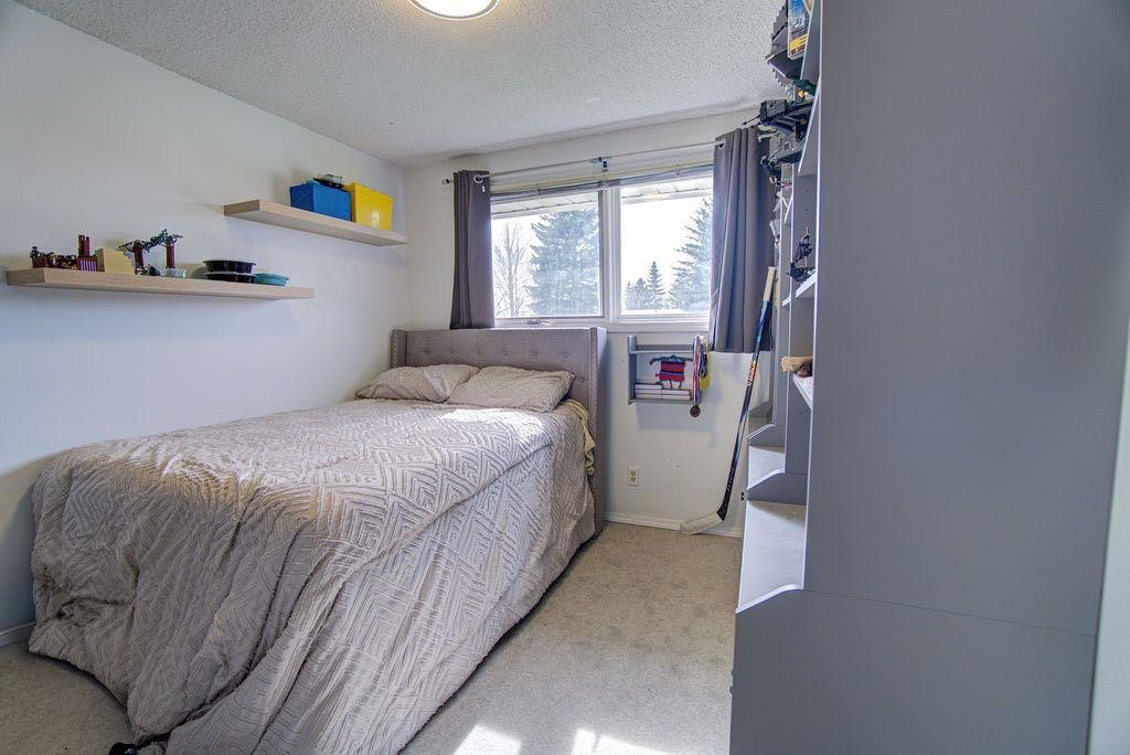 47 Willow Road, Claresholm, AB - Indoor Photo Showing Bedroom