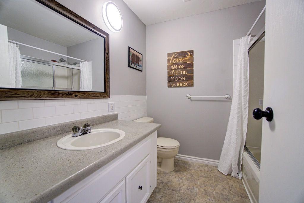 47 Willow Road, Claresholm, AB - Indoor Photo Showing Bathroom