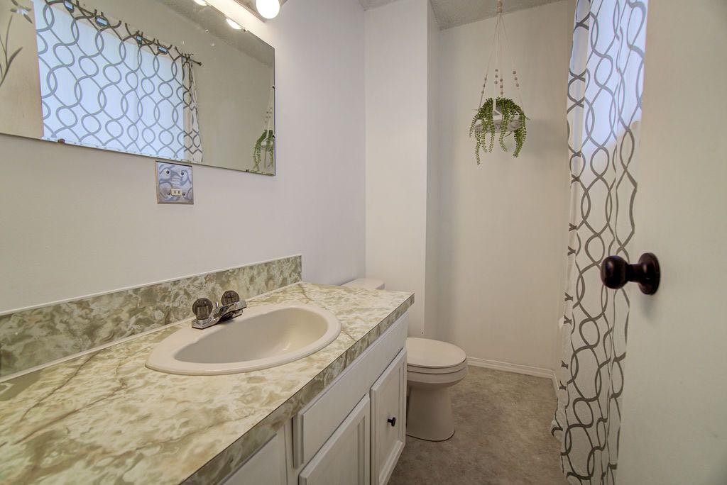 47 Willow Road, Claresholm, AB - Indoor Photo Showing Bathroom