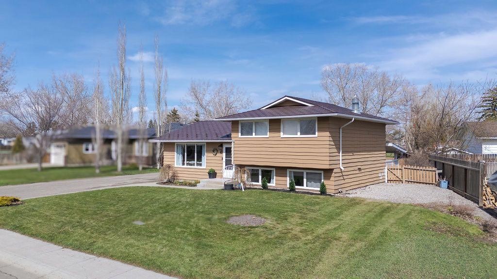 47 Willow Road, Claresholm, AB - Outdoor With Facade