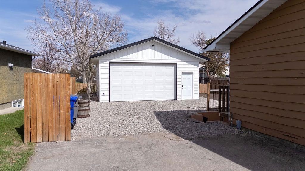 47 Willow Road, Claresholm, AB - Outdoor With Exterior