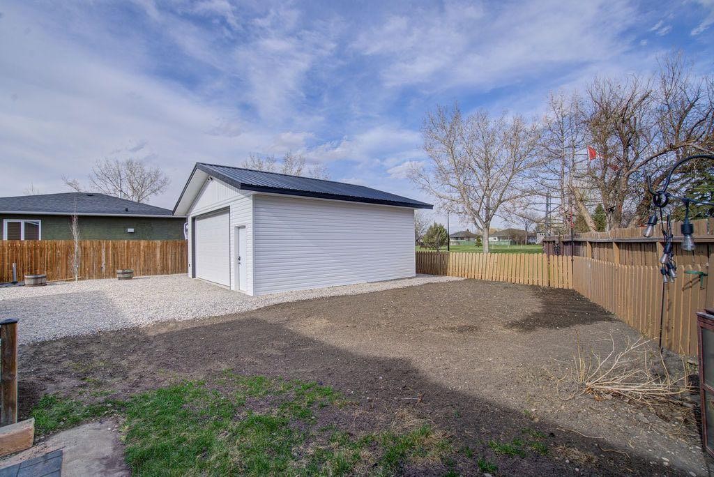47 Willow Road, Claresholm, AB - Outdoor