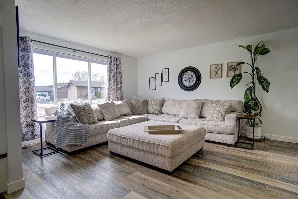 47 Willow Road, Claresholm, AB - Indoor Photo Showing Living Room