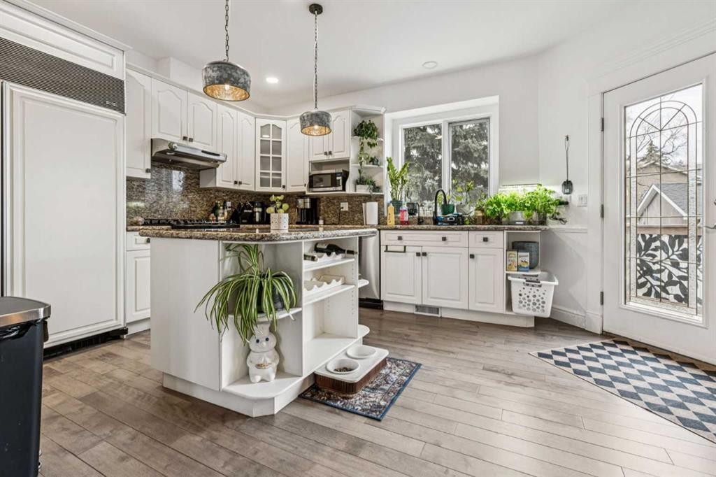 2211 Bowness Road Nw, Calgary, AB - Indoor Photo Showing Kitchen