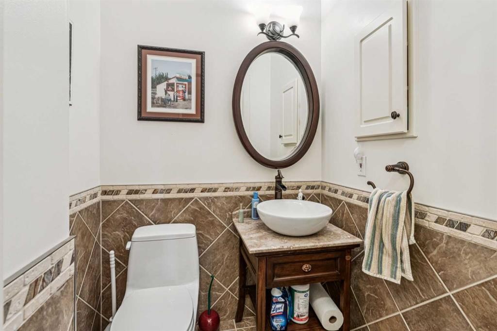 2211 Bowness Road Nw, Calgary, AB - Indoor Photo Showing Bathroom