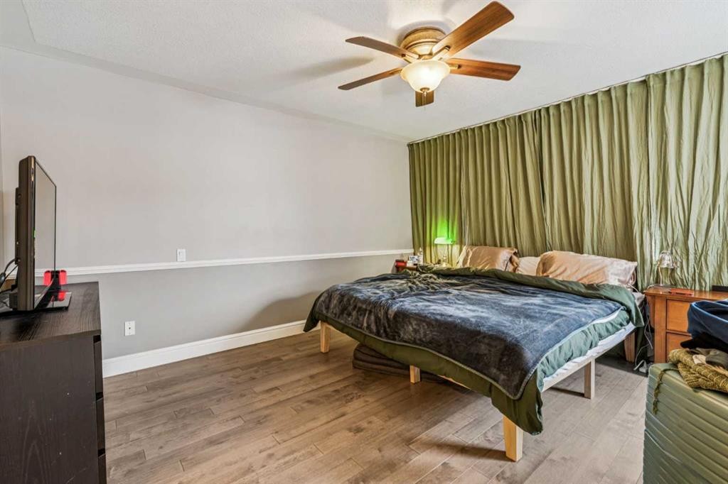 2211 Bowness Road Nw, Calgary, AB - Indoor Photo Showing Bedroom
