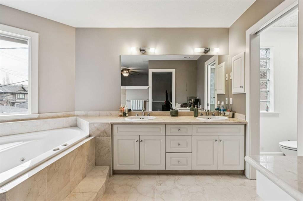 2211 Bowness Road Nw, Calgary, AB - Indoor Photo Showing Bathroom