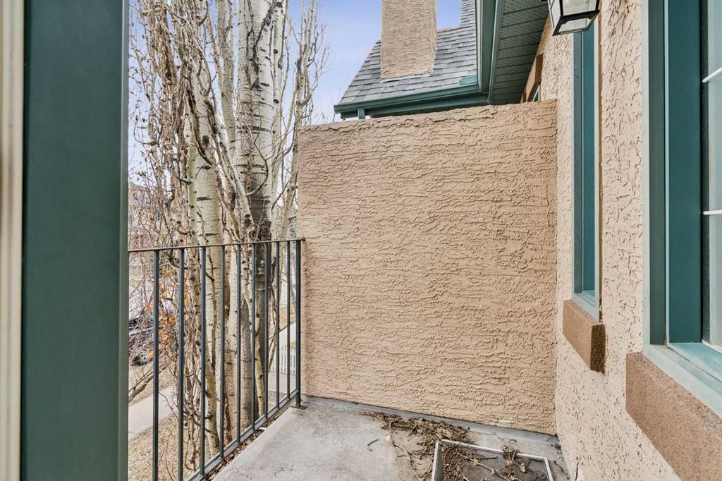 2211 Bowness Road Nw, Calgary, AB - Outdoor