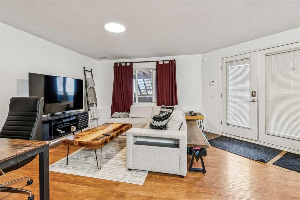 2211 Bowness Road Nw, Calgary, AB - Indoor Photo Showing Living Room