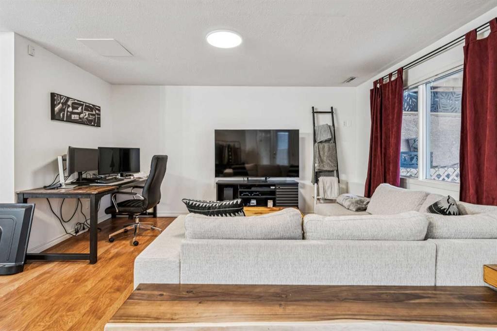 2211 Bowness Road Nw, Calgary, AB - Indoor