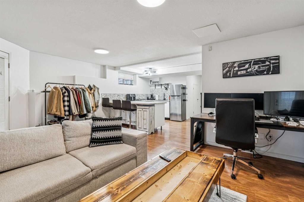 2211 Bowness Road Nw, Calgary, AB - Indoor Photo Showing Other Room
