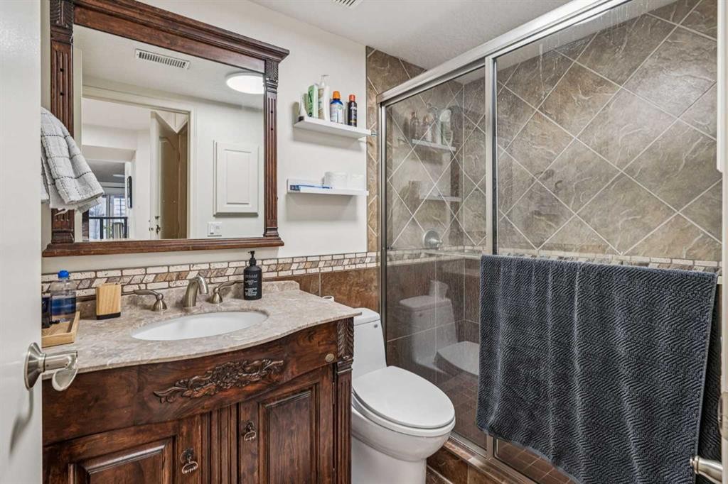 2211 Bowness Road Nw, Calgary, AB - Indoor Photo Showing Bathroom