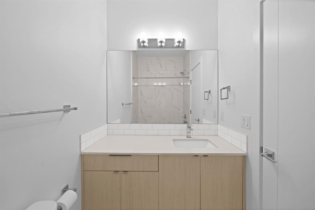 105 Panatella Square Nw, Calgary, AB - Indoor Photo Showing Bathroom