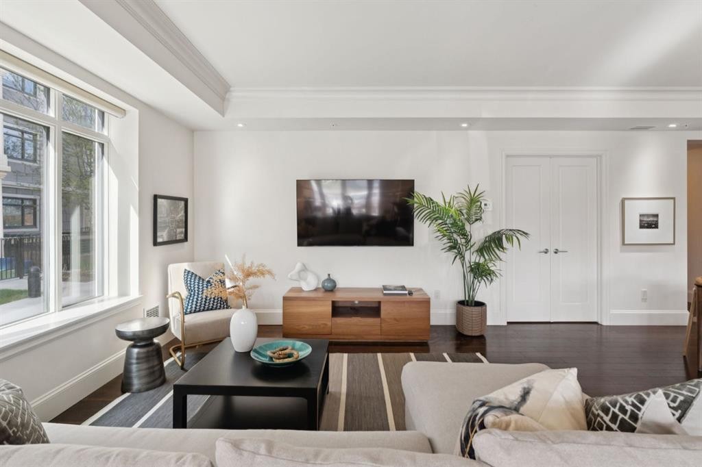 103-211 Quarry Way Se, Calgary, AB - Indoor Photo Showing Living Room