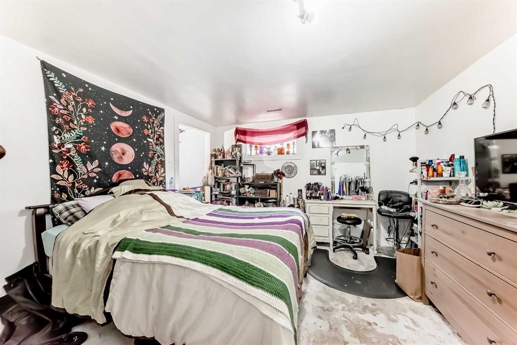 3042 Doverville Crescent Se, Calgary, AB - Indoor Photo Showing Bedroom