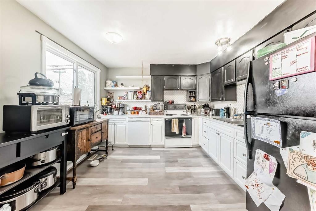 3042 Doverville Crescent Se, Calgary, AB - Indoor Photo Showing Kitchen
