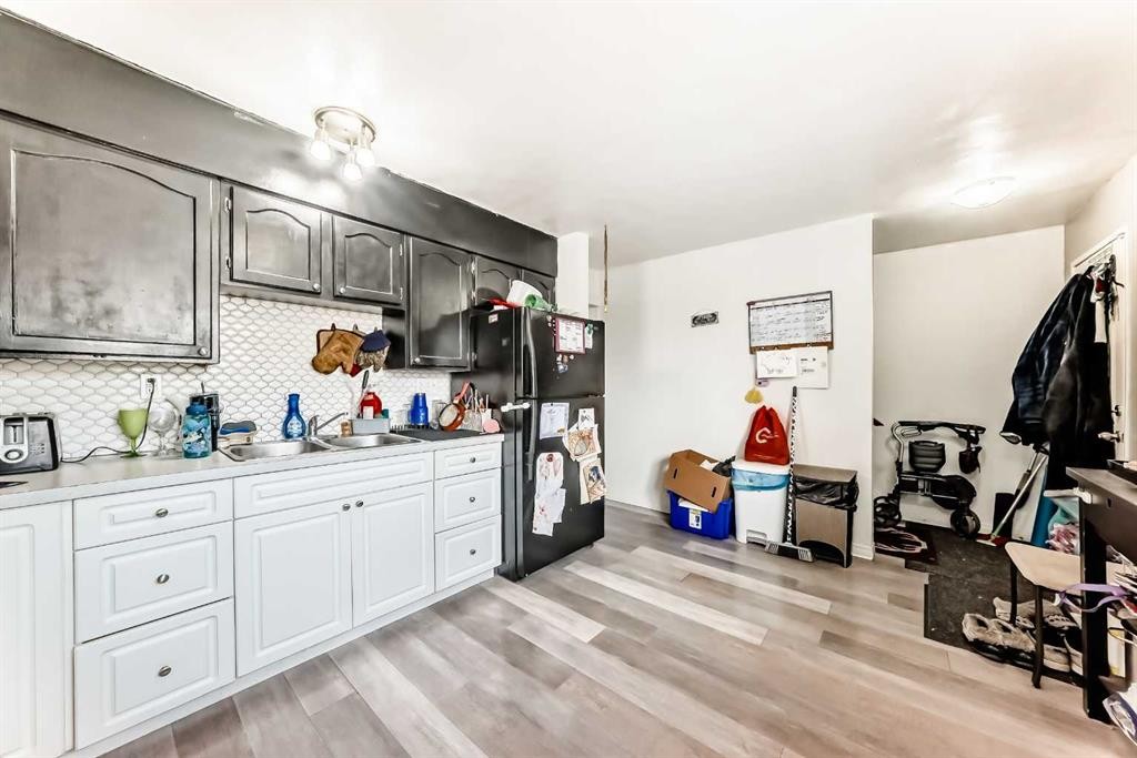 3042 Doverville Crescent Se, Calgary, AB - Indoor Photo Showing Kitchen With Double Sink