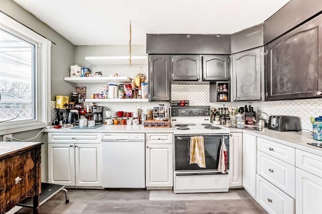 3042 Doverville Crescent Se, Calgary, AB - Indoor Photo Showing Kitchen