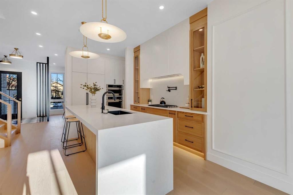 1321 10 Avenue Se, Calgary, AB - Indoor Photo Showing Kitchen With Upgraded Kitchen
