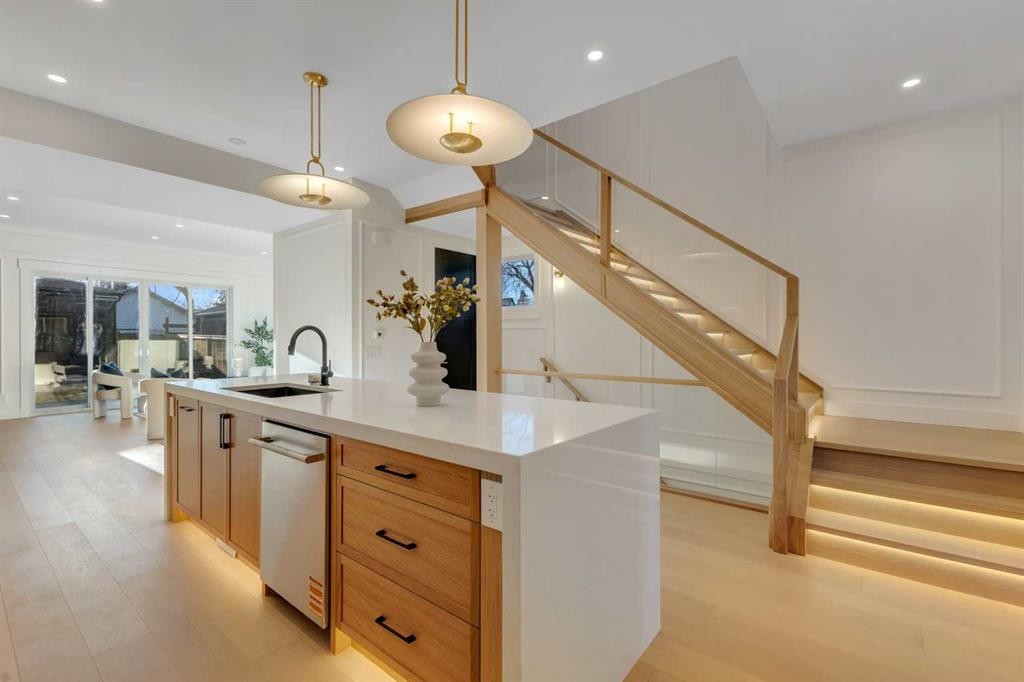 1321 10 Avenue Se, Calgary, AB - Indoor Photo Showing Kitchen