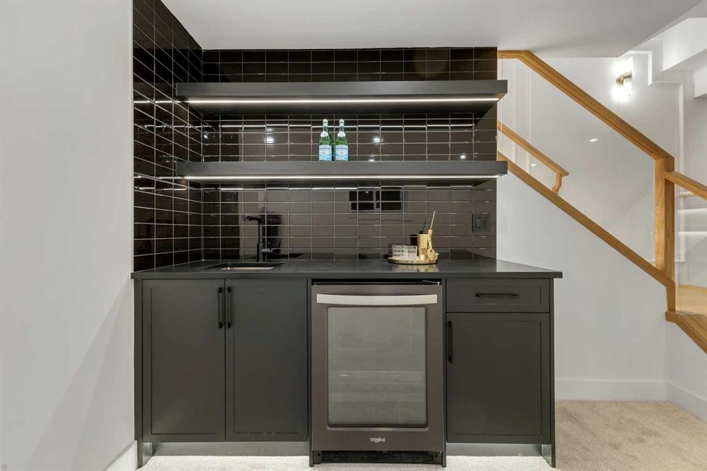 1321 10 Avenue Se, Calgary, AB - Indoor Photo Showing Other Room
