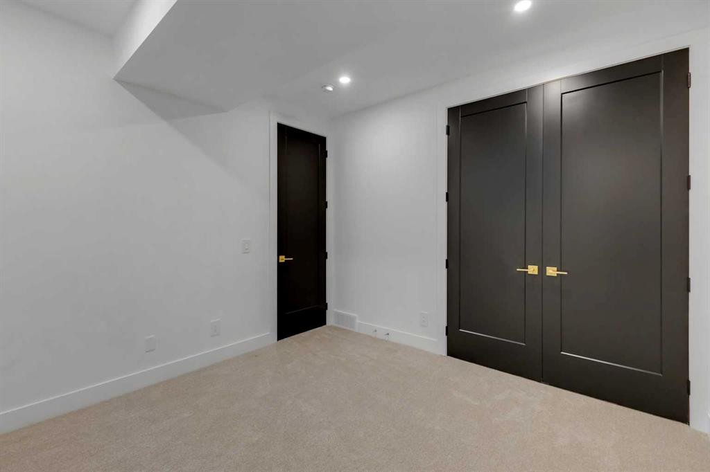 1321 10 Avenue Se, Calgary, AB - Indoor Photo Showing Other Room
