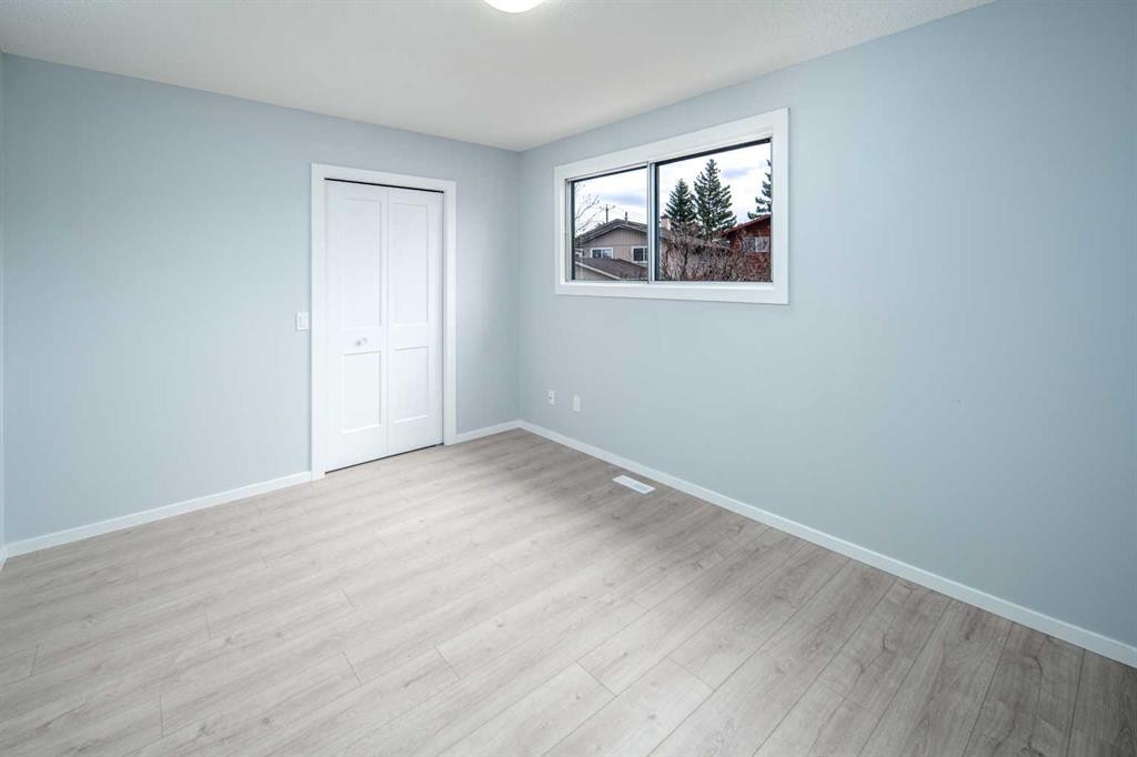 47 Bermuda Way Nw, Calgary, AB - Indoor Photo Showing Other Room