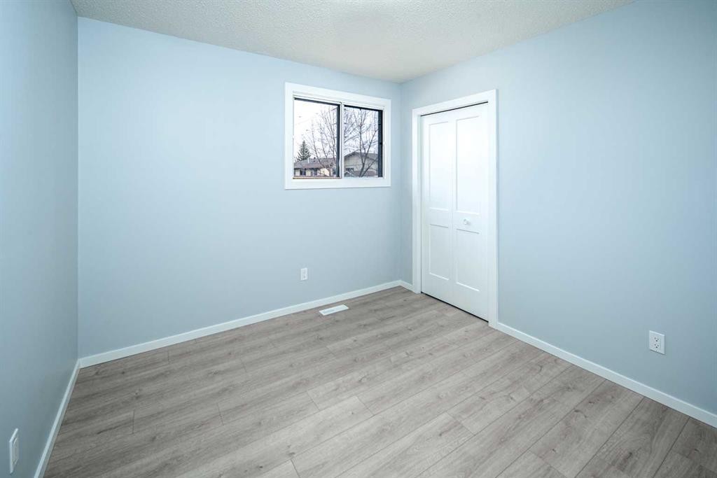 47 Bermuda Way Nw, Calgary, AB - Indoor Photo Showing Other Room