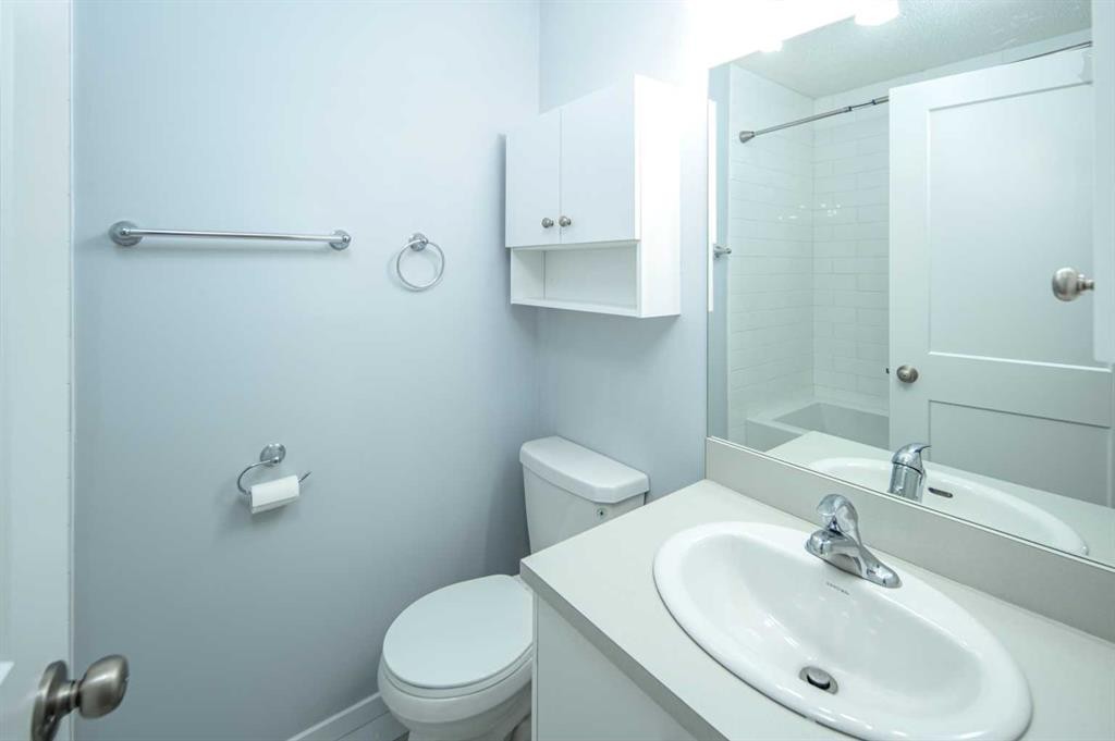 47 Bermuda Way Nw, Calgary, AB - Indoor Photo Showing Bathroom