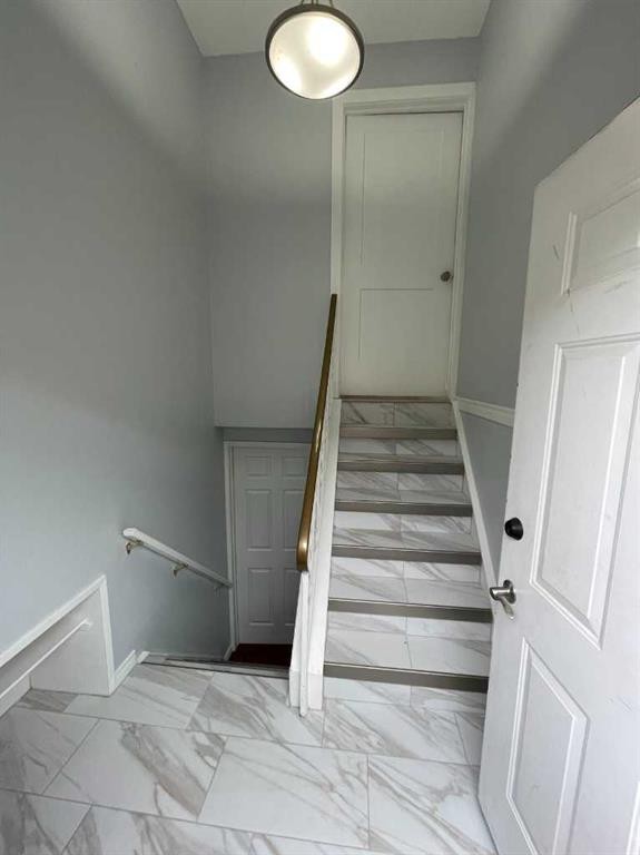 47 Bermuda Way Nw, Calgary, AB - Indoor Photo Showing Kitchen With Double Sink
