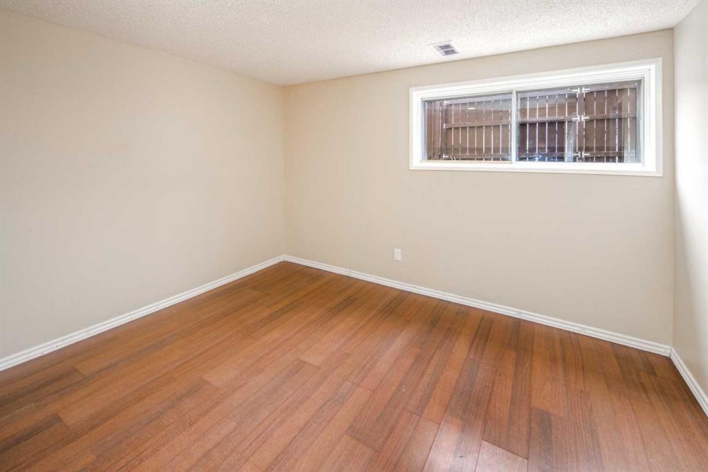 47 Bermuda Way Nw, Calgary, AB - Indoor Photo Showing Other Room