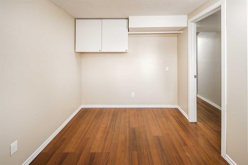 47 Bermuda Way Nw, Calgary, AB - Indoor Photo Showing Other Room