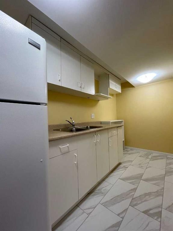 47 Bermuda Way Nw, Calgary, AB - Indoor Photo Showing Other Room