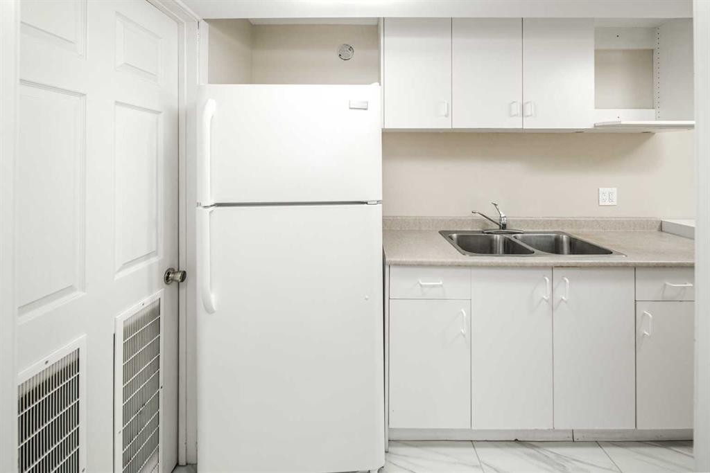 47 Bermuda Way Nw, Calgary, AB - Indoor Photo Showing Other Room