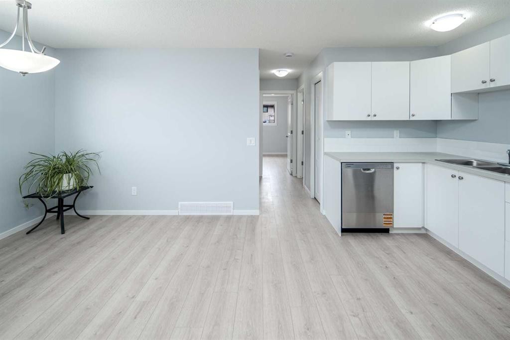 47 Bermuda Way Nw, Calgary, AB - Indoor Photo Showing Kitchen With Double Sink