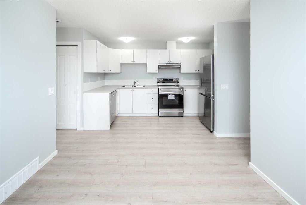 47 Bermuda Way Nw, Calgary, AB - Indoor Photo Showing Kitchen