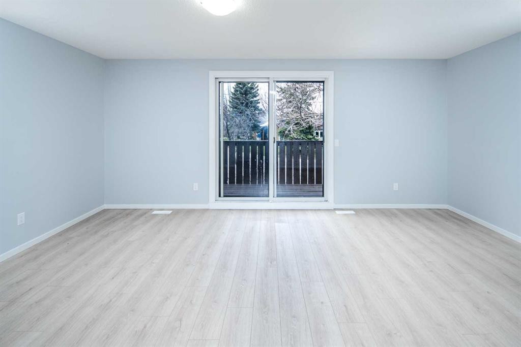 47 Bermuda Way Nw, Calgary, AB - Indoor Photo Showing Other Room