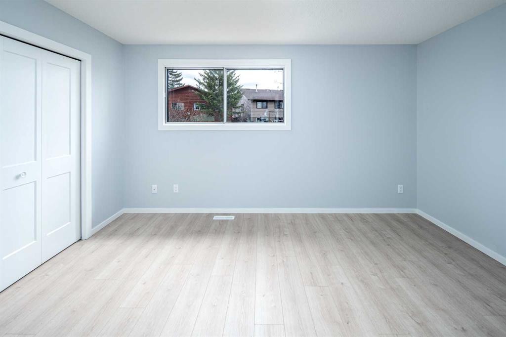 47 Bermuda Way Nw, Calgary, AB - Indoor Photo Showing Other Room