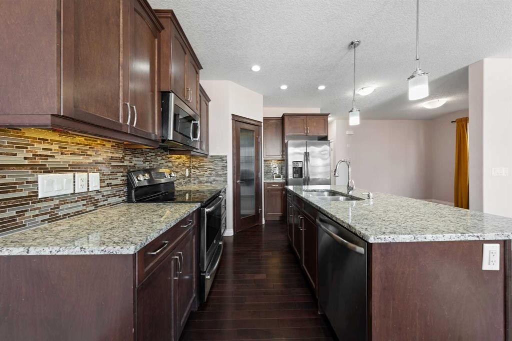 529 Saddlelake Drive Ne, Calgary, AB - Indoor Photo Showing Kitchen With Double Sink With Upgraded Kitchen