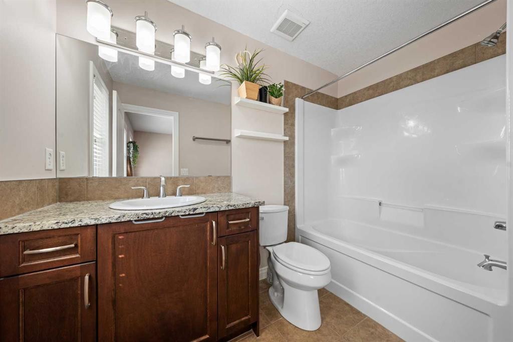 529 Saddlelake Drive Ne, Calgary, AB - Indoor Photo Showing Bathroom