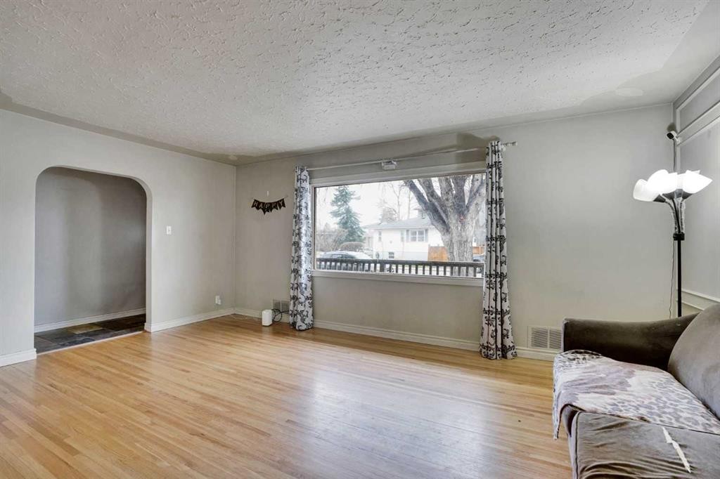 1468 Renfrew Drive Ne, Calgary, AB - Indoor