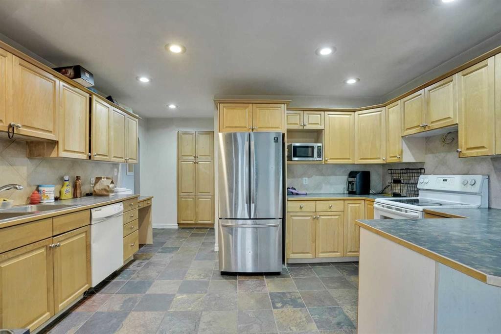 1468 Renfrew Drive Ne, Calgary, AB - Indoor Photo Showing Kitchen